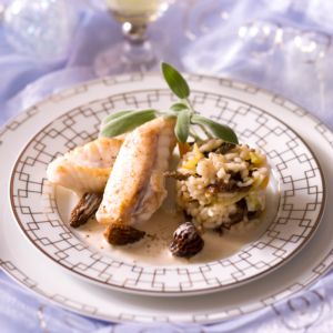 Risotto de riz Venere accompagné de sa lotte et sa sauce aux morilles