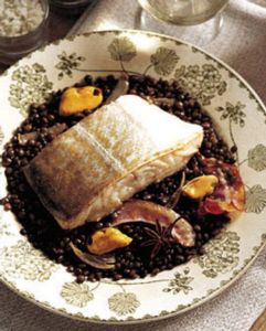 Salade de cabillaud aux lentilles Beluga et mirepoix de légumes